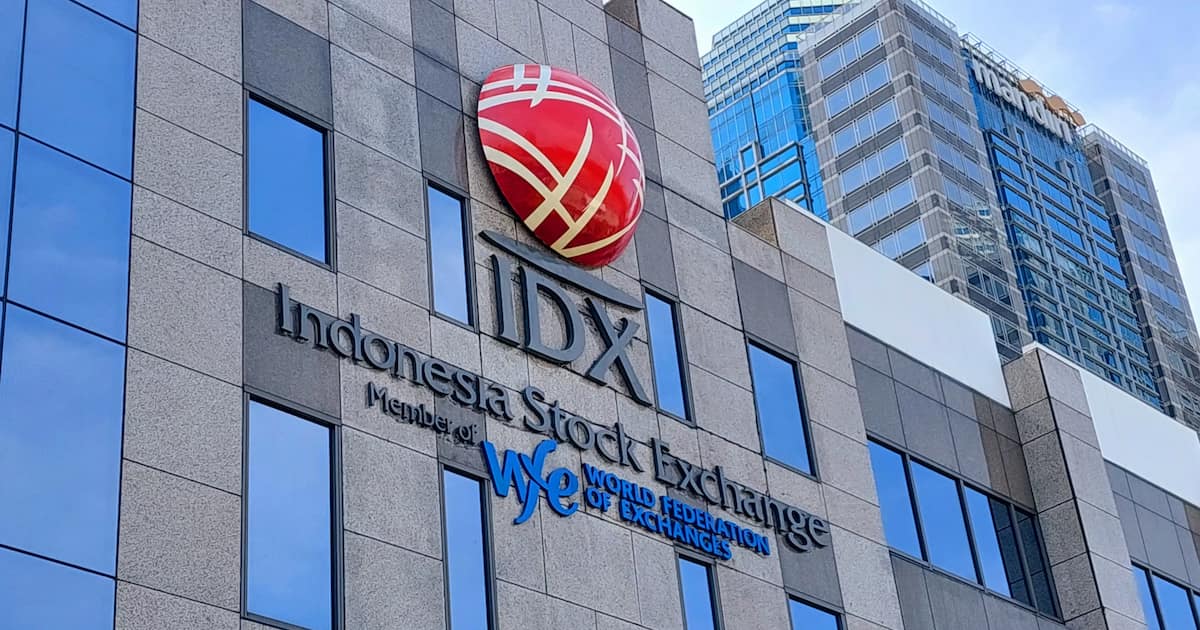 Stock exchange trading floor representing IDX listing requirements